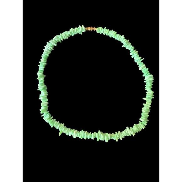 Unbranded Jewelry - Vintage Spring Green Pukka Chip Bead Necklace Barrel Clasp 16 Inch